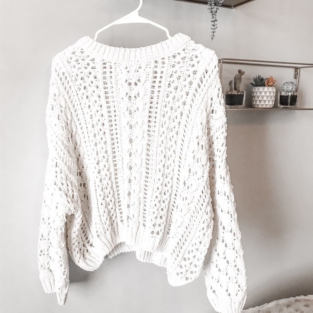 Forever 21 Creme sweater size medium